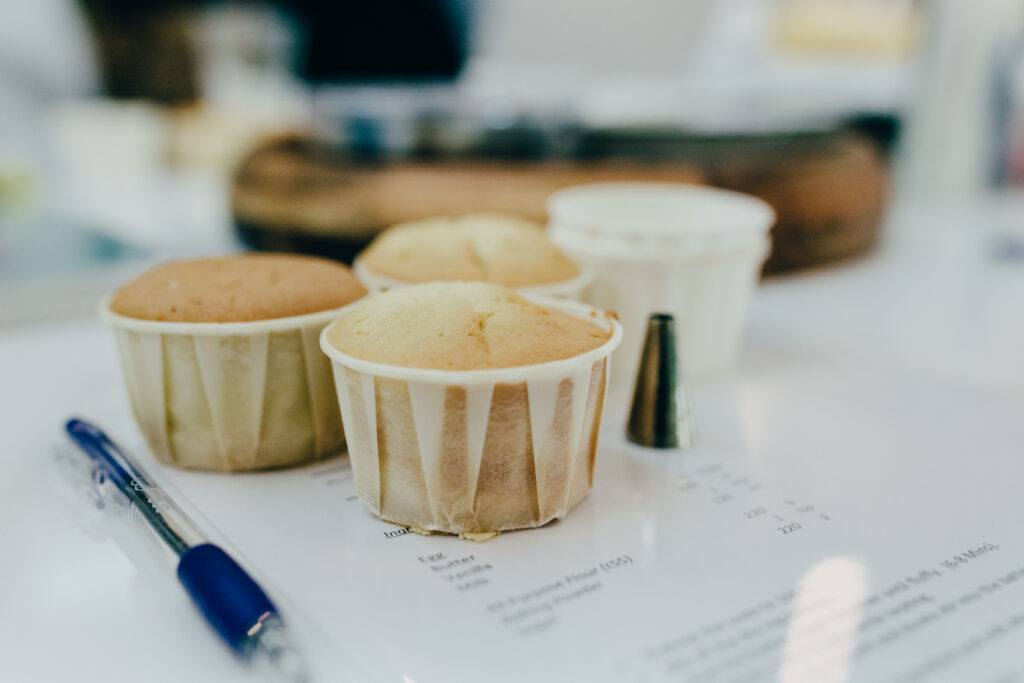 Recyclable Muffin Cups That Keep Large Scale Baking Reliable close up cupcakes table (1)
