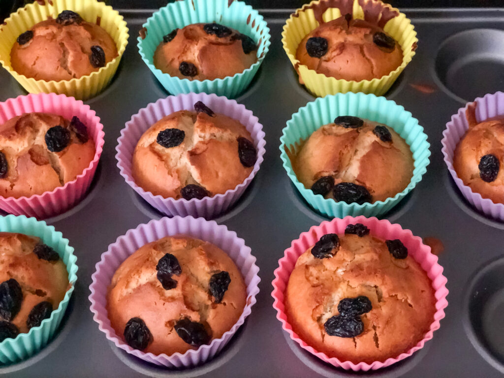 Food Grade Paper Muffin Cups Chosen by Bakers Who Value Consistency freshly baked cupcakes baking tray